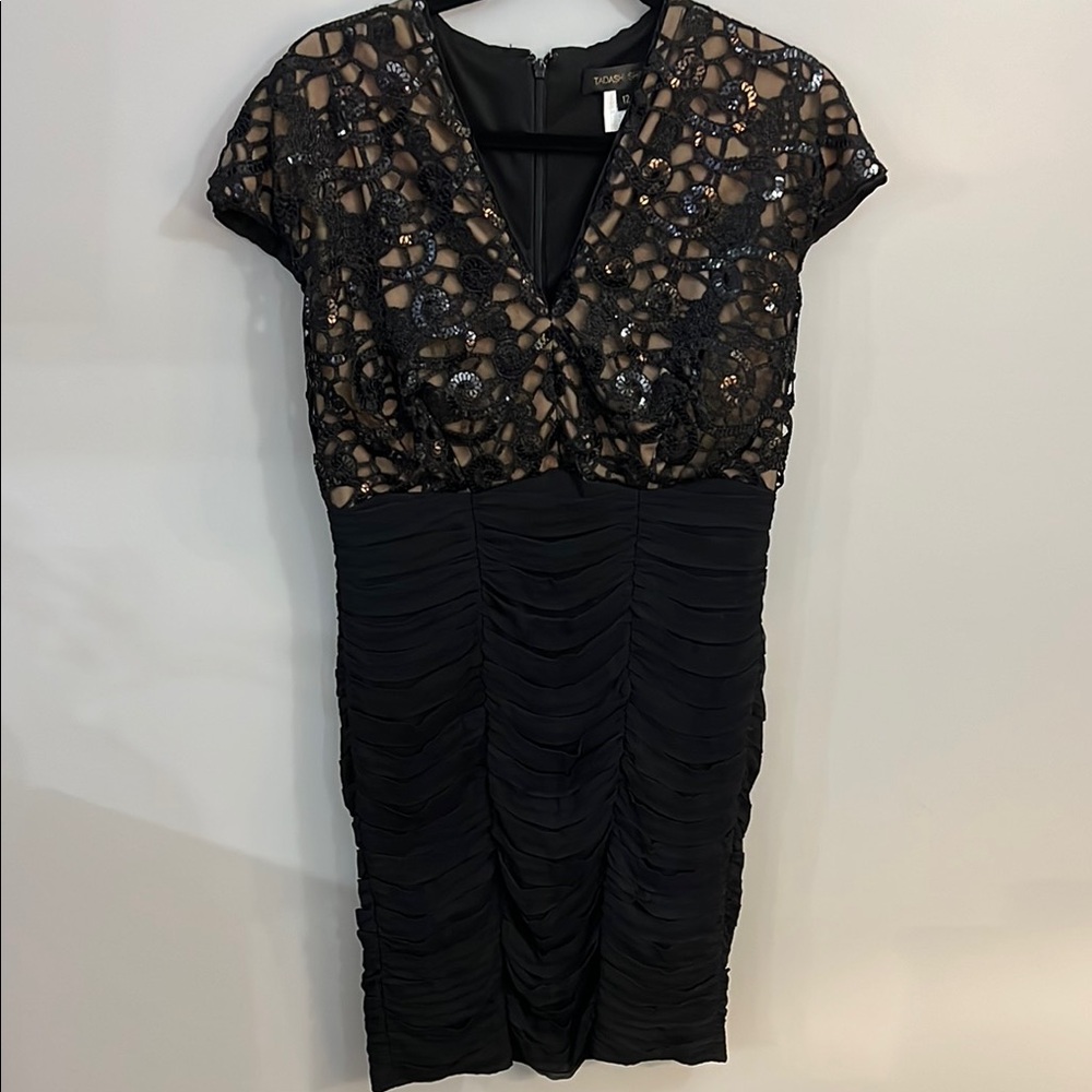 Black Ruched Sheath Dress with V-Neck and Cap Sleeves for Cocktail